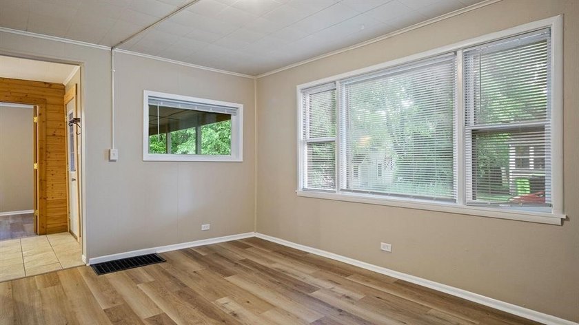 Excellent investment opportunity in this thoughtfully maintained - photo 8