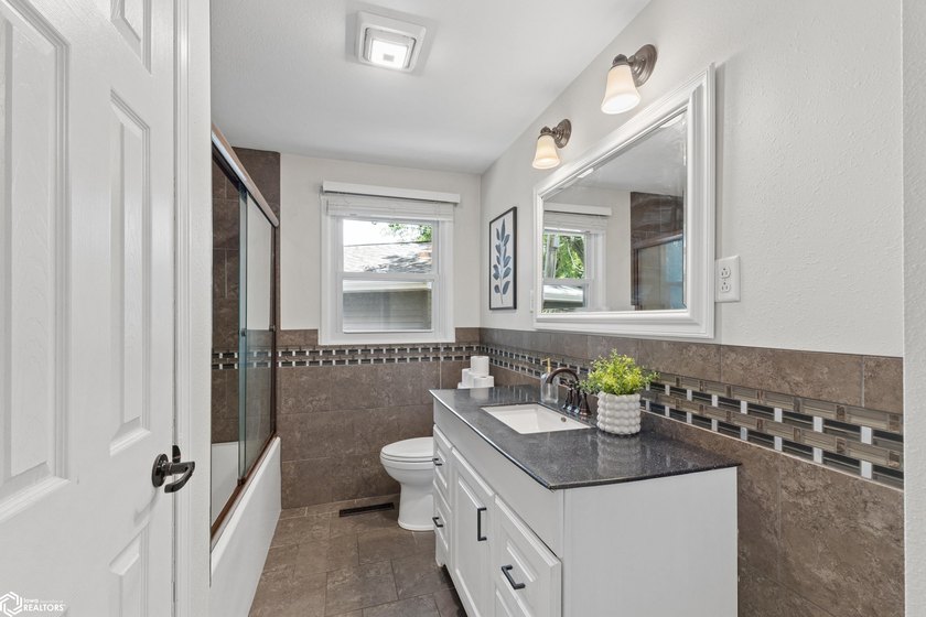 Welcome home to this beautifully updated 4-bedroom, 2-bath ranch - photo 11