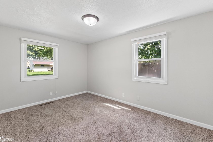 Welcome home to this beautifully updated 4-bedroom, 2-bath ranch - photo 13