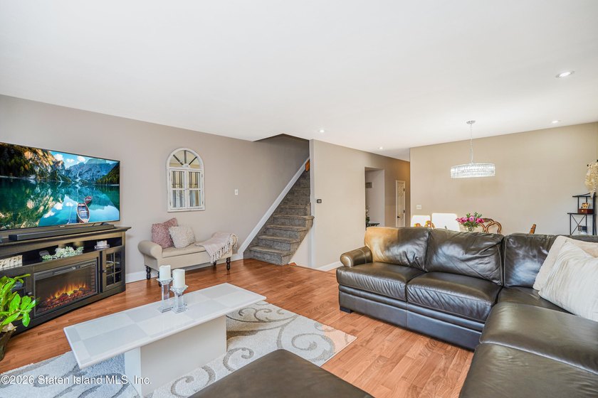 Beautifully maintained extra-large semi-attached home located in - photo 3