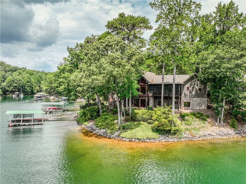 The Keowee Life awaits you at 3 Horizon Pointe. This luxury home - photo 3