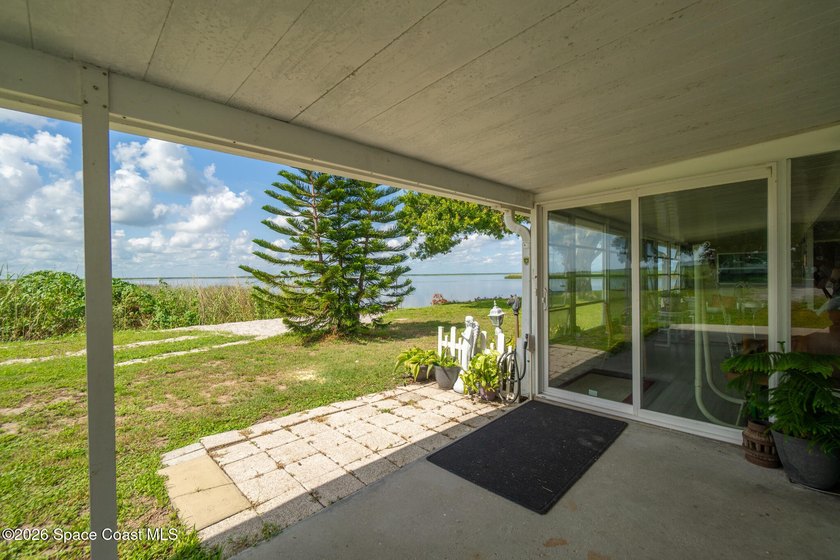 Very unique home with waterfront on 3 sides. Price reduced 400k - photo 14