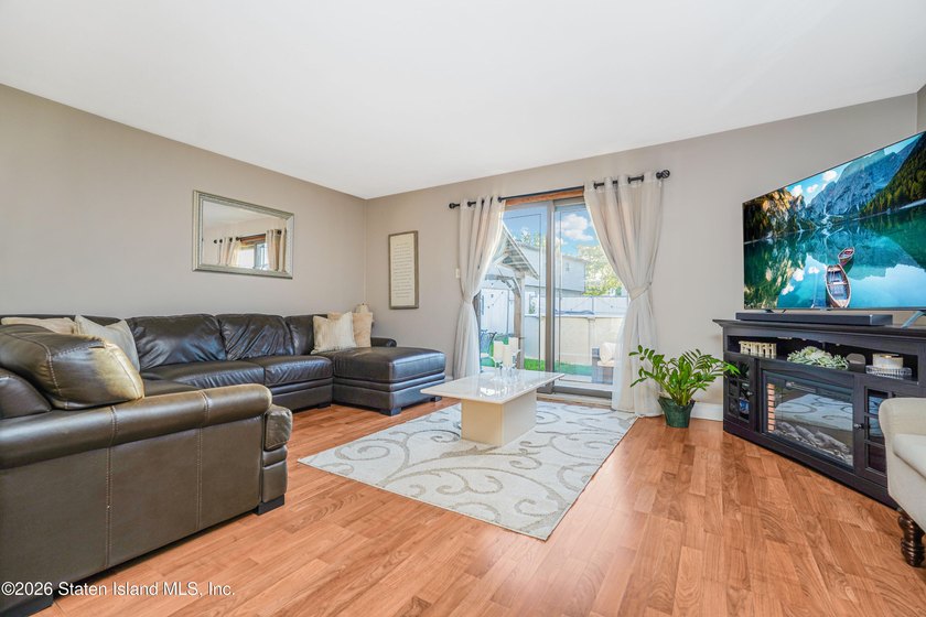 Beautifully maintained extra-large semi-attached home located in - photo 4