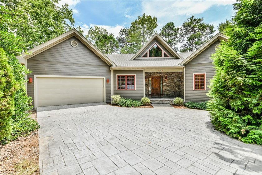 The Keowee Life awaits you at 3 Horizon Pointe. This luxury home - photo 4