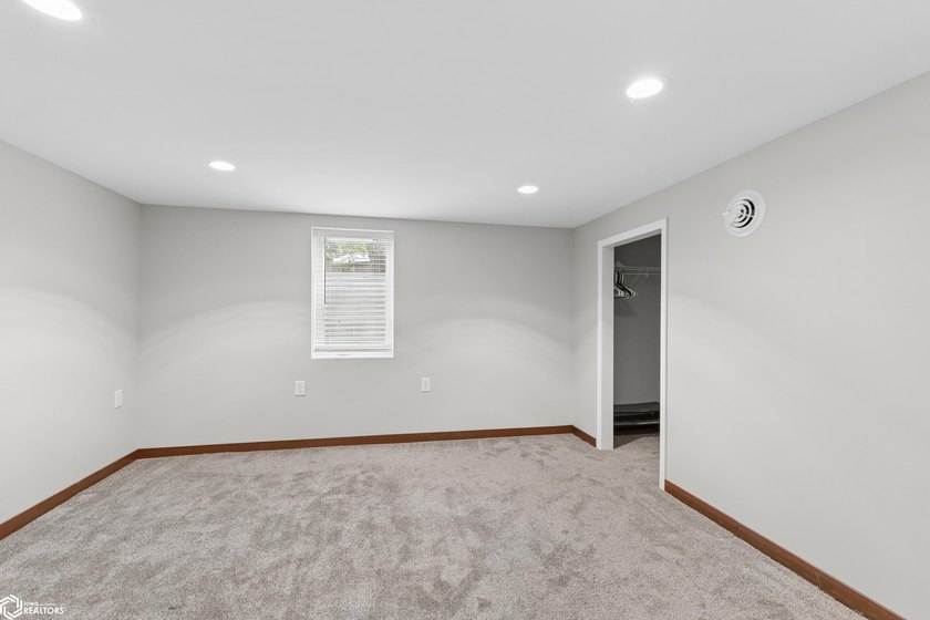 Welcome home to this beautifully updated 4-bedroom, 2-bath ranch - photo 15