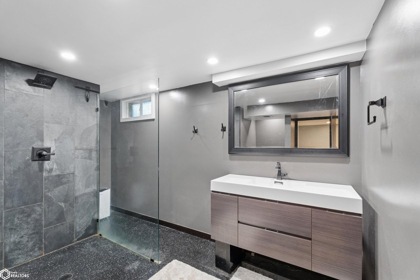 Welcome home to this beautifully updated 4-bedroom, 2-bath ranch - photo 17