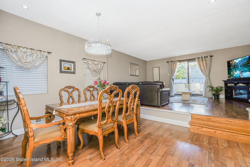 Beautifully maintained extra-large semi-attached home located in - photo 7