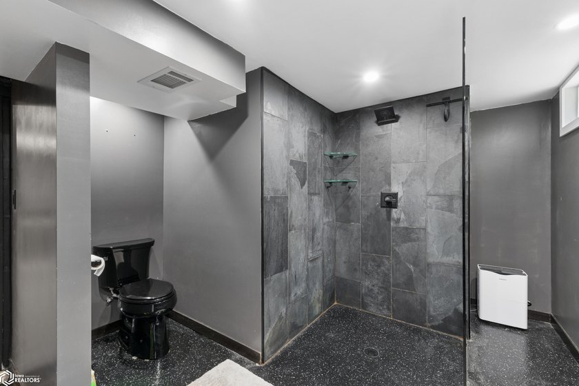 Welcome home to this beautifully updated 4-bedroom, 2-bath ranch - photo 18