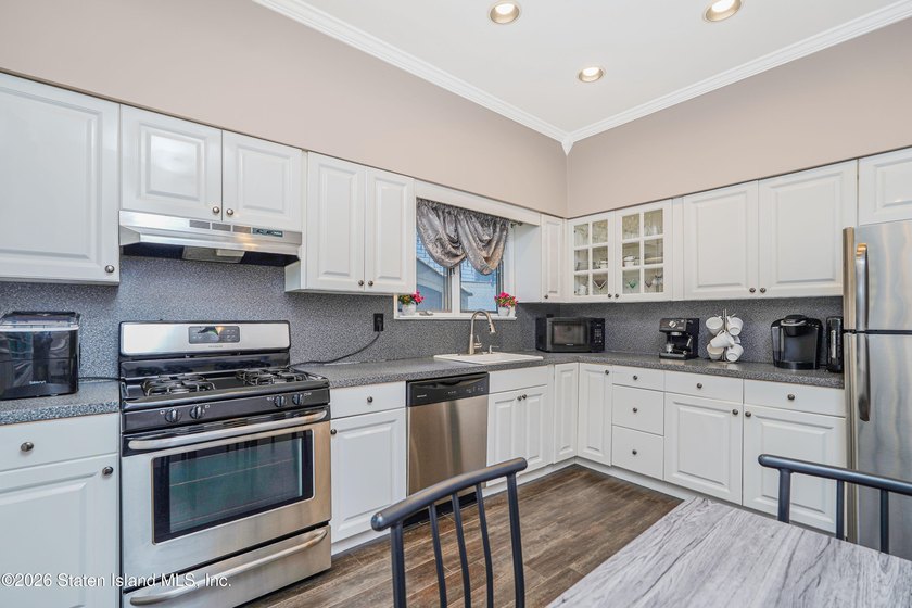 Beautifully maintained extra-large semi-attached home located in - photo 8