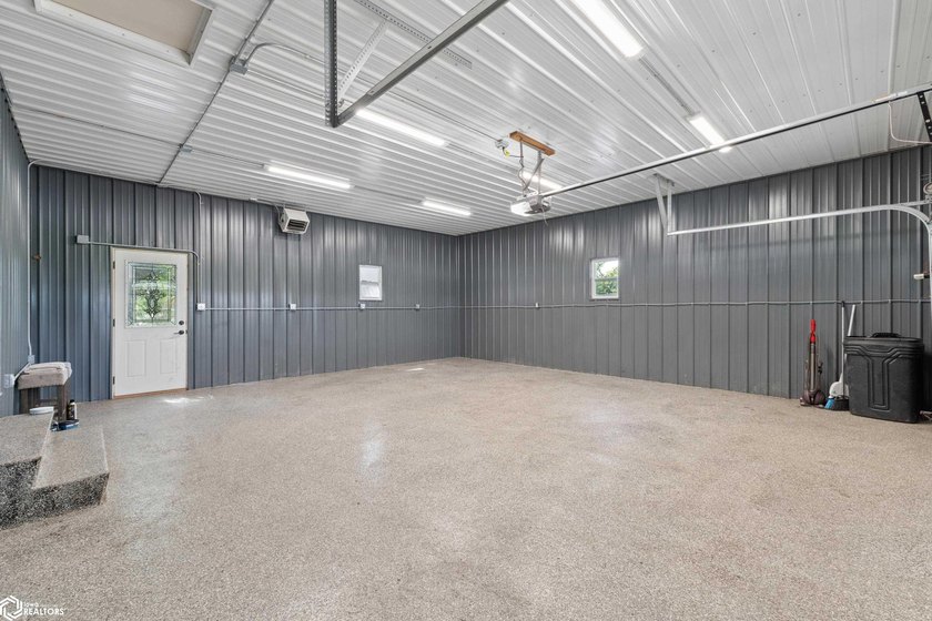 Welcome home to this beautifully updated 4-bedroom, 2-bath ranch - photo 19
