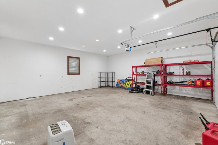 Welcome home to this beautifully updated 4-bedroom, 2-bath ranch - photo 21