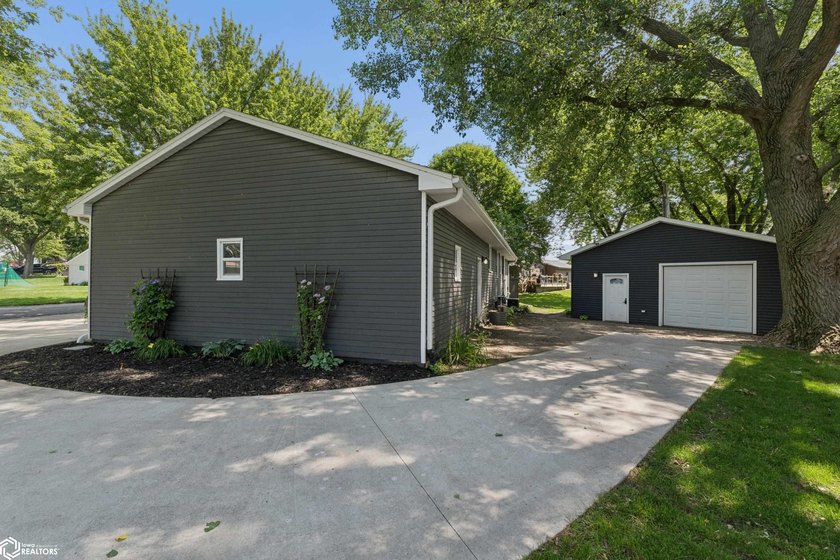 Welcome home to this beautifully updated 4-bedroom, 2-bath ranch - photo 23