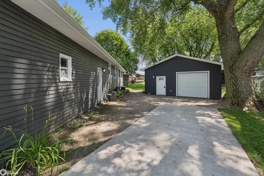 Welcome home to this beautifully updated 4-bedroom, 2-bath ranch - photo 24