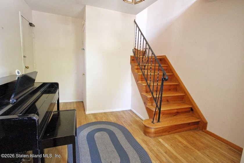 Excellent opportunity to own a 2-family semi-attached home in a - photo 4