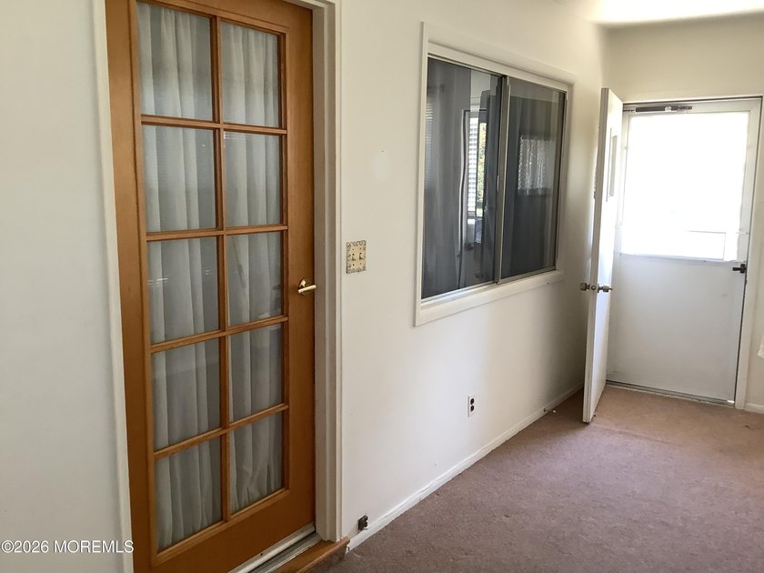Welcome to Cedar Glen Homes. Enter into an enclosed front room - photo 5