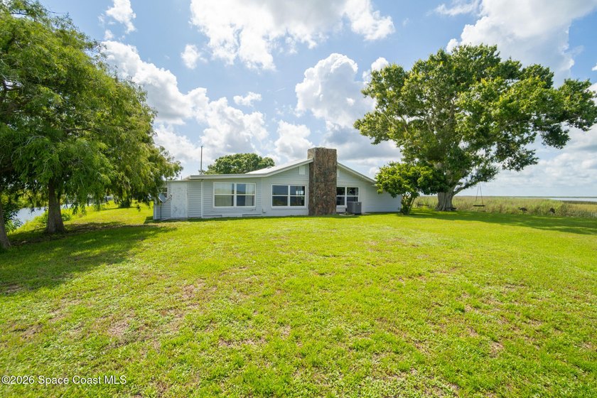Very unique home with waterfront on 3 sides. Price reduced 400k - photo 27