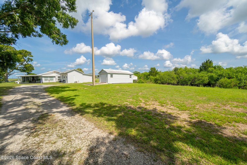 Very unique home with waterfront on 3 sides. Price reduced 400k - photo 32