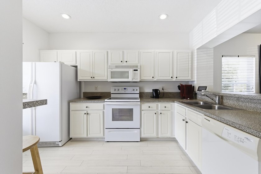 Beautiful two-story corner townhouse offering two bedrooms and - photo 7