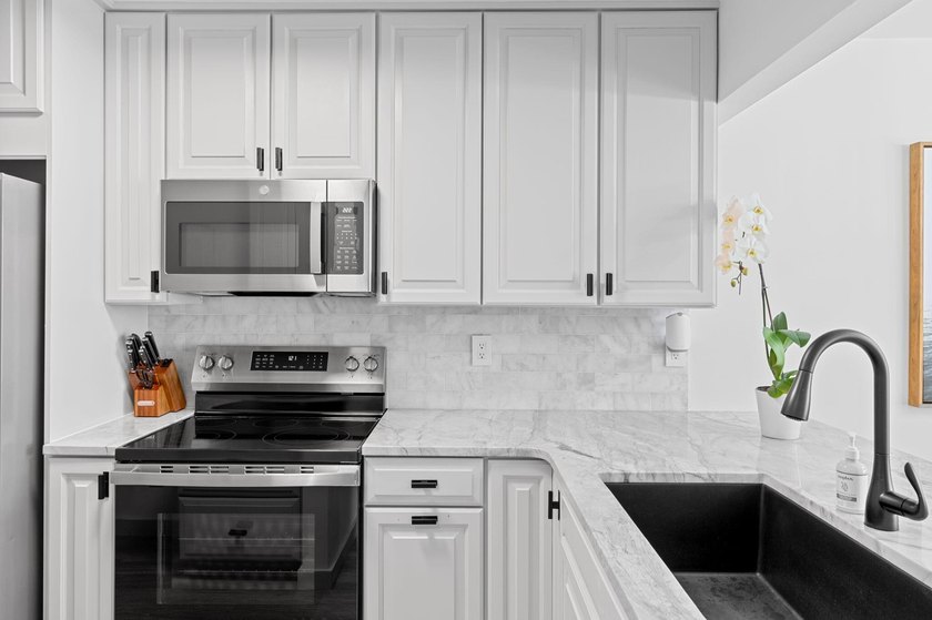 Completely Renovated &amp; Fully Furnished! Ultra- Rare Tops'l - photo 21