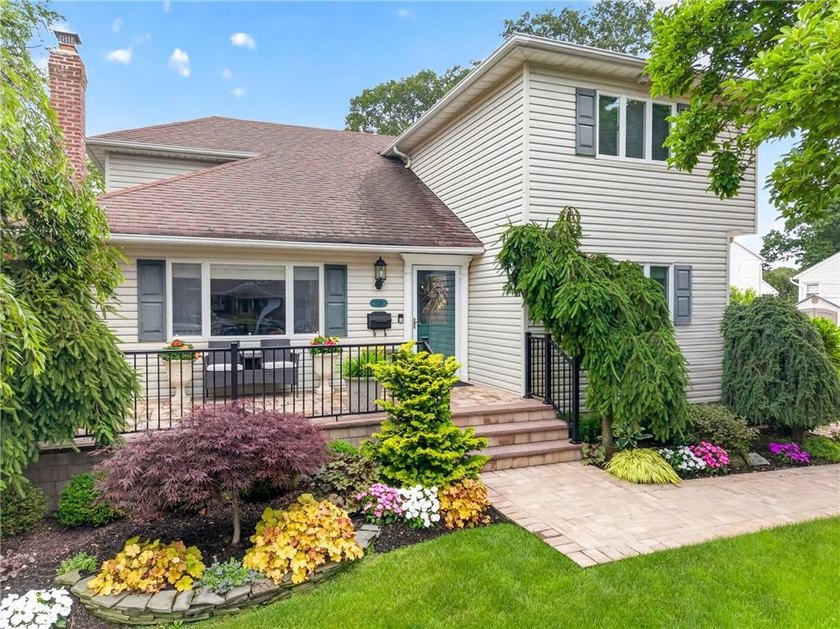 Welcome to this exceptional multi-generational property in the - photo 2