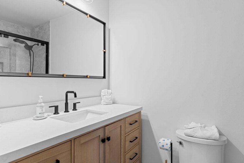 Completely Renovated &amp; Fully Furnished! Ultra- Rare Tops'l - photo 33