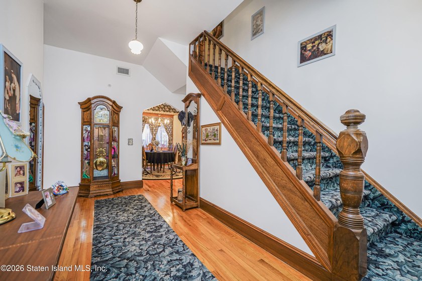24 Ross Lane - Eltingville, Staten Island Step back in time and - photo 9
