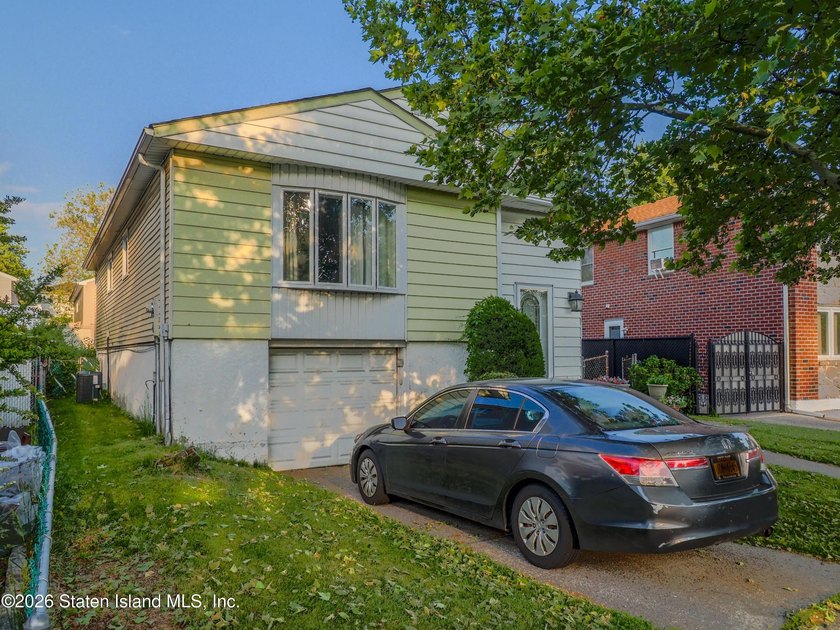 Welcome to Westerleigh! This charming 3-bedroom, 1-bath home - photo 2