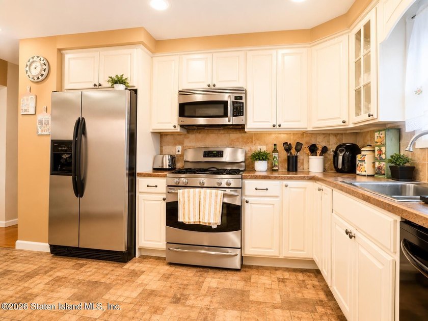 Welcome to Westerleigh! This charming 3-bedroom, 1-bath home - photo 4