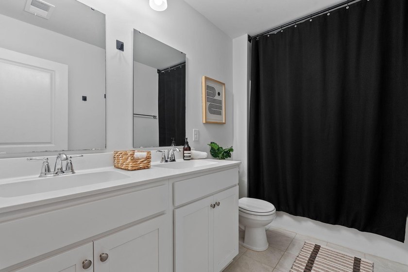 Welcome home to this beautifully maintained property offering - photo 32