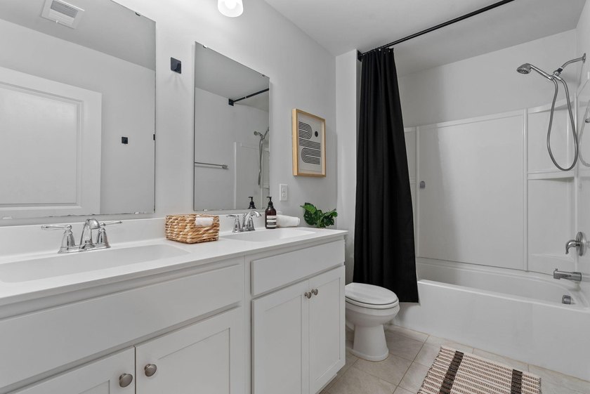 Welcome home to this beautifully maintained property offering - photo 33
