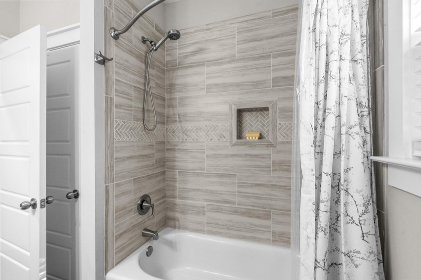 Incredible opportunity to purchase this waterfront 3 bedroom, 2 - photo 34