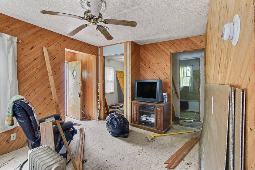 Opportunity awaits with this 2-bedroom, 1-bath home in Round - photo 5