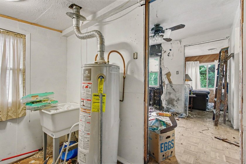 Opportunity awaits with this 2-bedroom, 1-bath home in Round - photo 7
