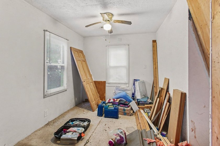 Opportunity awaits with this 2-bedroom, 1-bath home in Round - photo 10