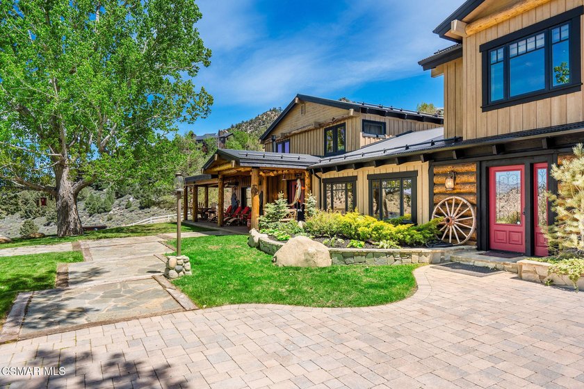 An Extraordinary Mountain Ranch In The Heart Of The Eastern - photo 2