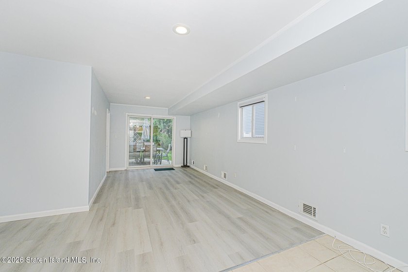 This beautifully updated 20' extra-wide semi offers a - photo 3