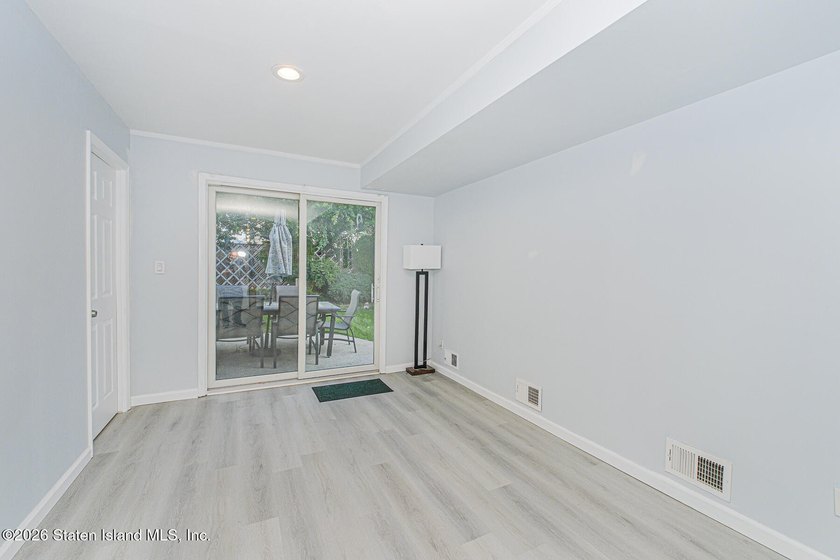 This beautifully updated 20' extra-wide semi offers a - photo 4