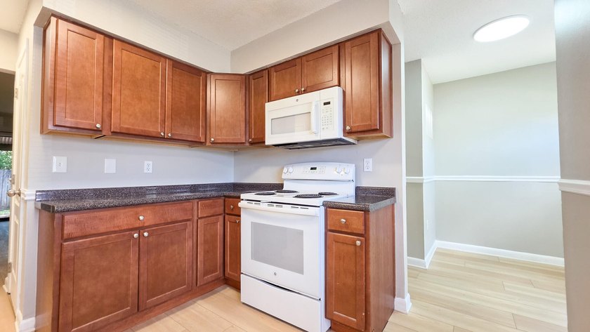 Freshly updated townhome, WITH A BRAND NEW ROOF in 2026. This - photo 4
