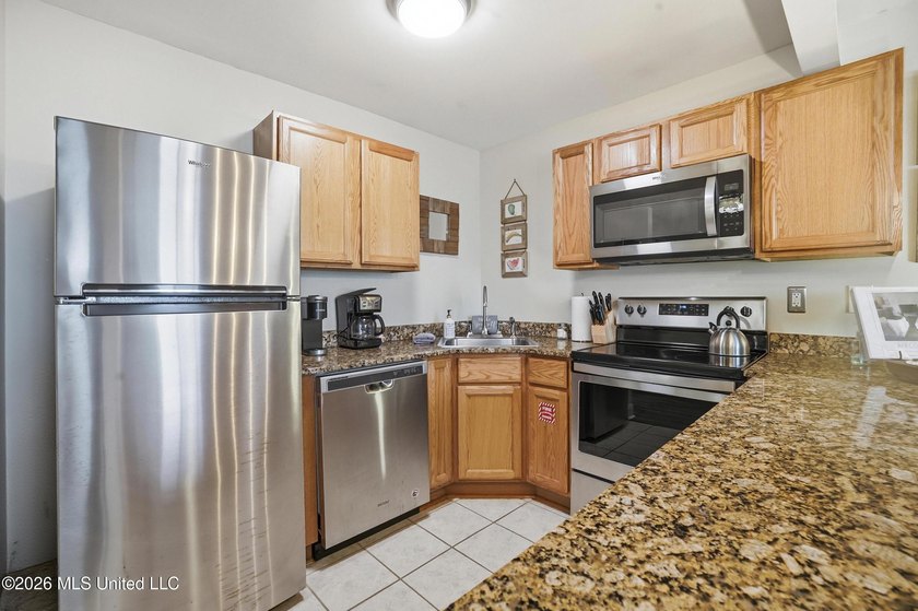 Turnkey Beachside Condo - fully furnished, active established - photo 13