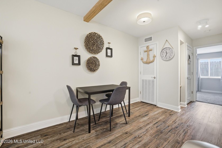 Turnkey Beachside Condo - fully furnished, active established - photo 16