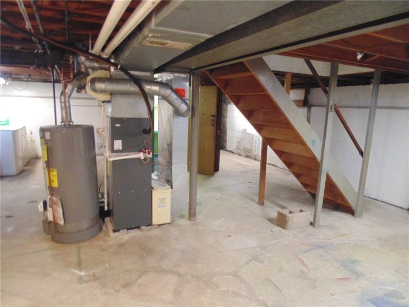 Move right into this well-maintained 4-bedroom Cape Cod in the - photo 32
