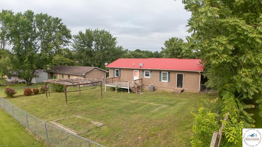 4-bed, 2-bath home in Warsaw featuring an open floor plan - photo 3