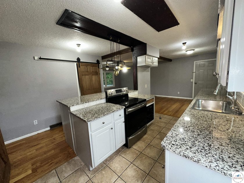 4-bed, 2-bath home in Warsaw featuring an open floor plan - photo 5