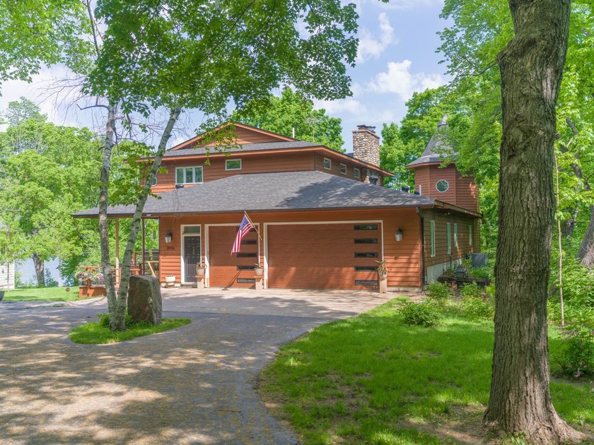 So much to say about this stunning YR home on Mille Lacs. The - photo 2