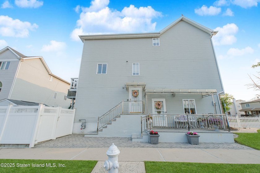 149 Crossfield is an immaculately kept townhouse that was newly - photo 2