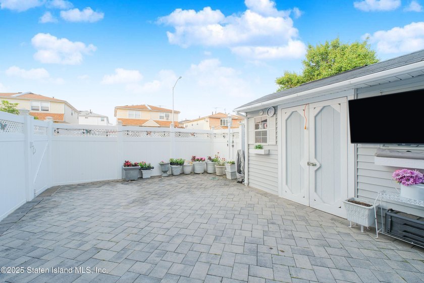 149 Crossfield is an immaculately kept townhouse that was newly - photo 3