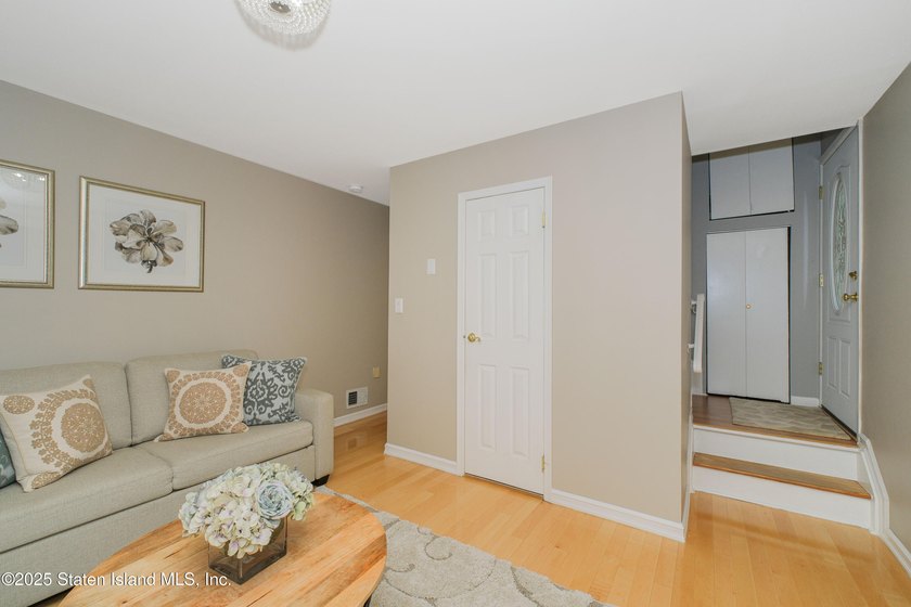 149 Crossfield is an immaculately kept townhouse that was newly - photo 4