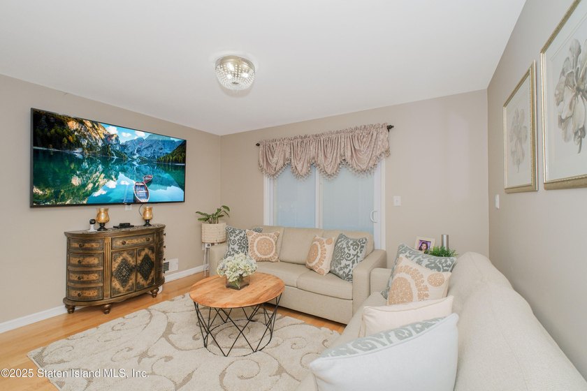 149 Crossfield is an immaculately kept townhouse that was newly - photo 5