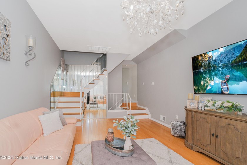 149 Crossfield is an immaculately kept townhouse that was newly - photo 8
