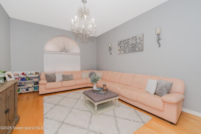 149 Crossfield is an immaculately kept townhouse that was newly - photo 10